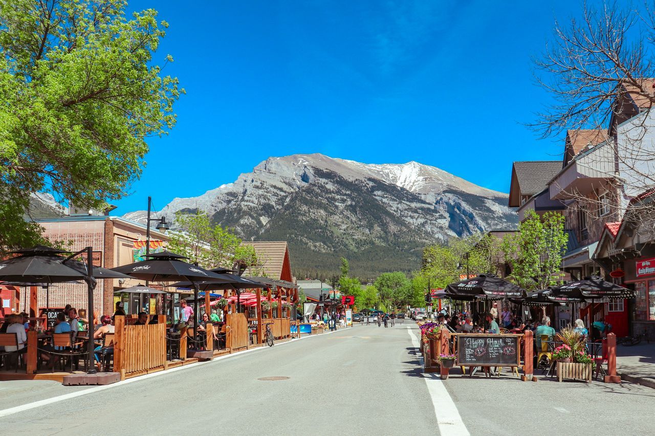Outdoor cafés in Banff with the Canadian Rockies in the background